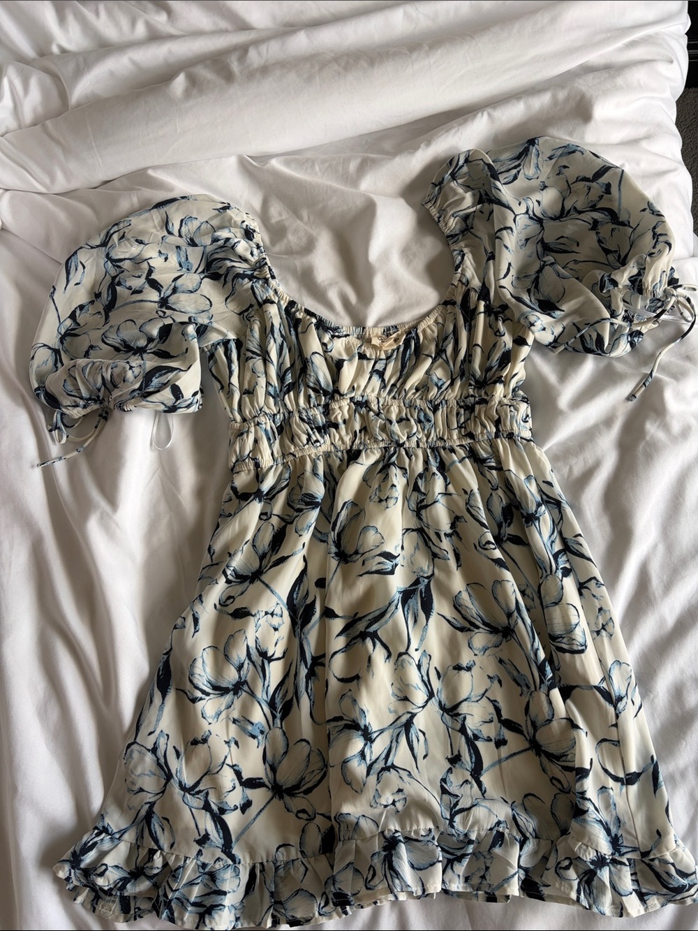 Floral Puff-Sleeve Mini Dress in Cream and Navy